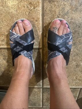 Women's Black & Gray Crisscross Slide Sandals - Slip-On Comfort